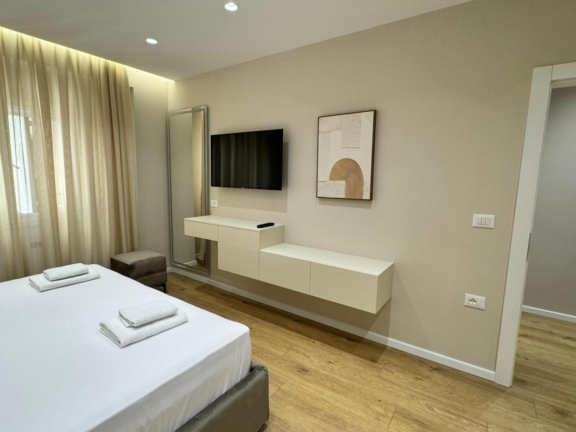 E&R Apartments At Myslym Shyri Tirana Exterior photo